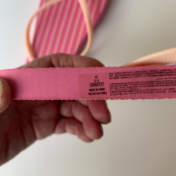 Old Navy pink and white striped flip flops size 6 - Picture 3 of 3